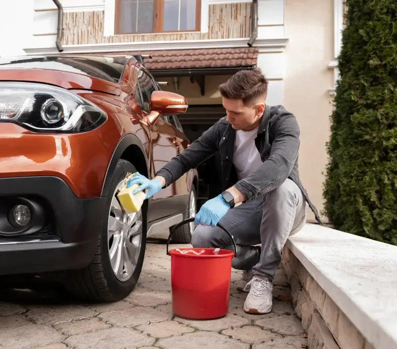 Lavage auto à domicile Saint-Clément-des-Levées : professionnel intervenant sur un véhicule